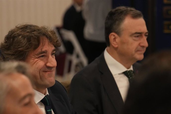 Archivo - El secretario del PSE-EE, Eneko Andueza, y el presidente del PNV, Aitor Esteban, durante un desayuno informativo
