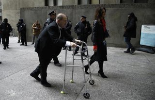 Archivo - El exproductor de Hollywood estadounidense Harvey Weinstein