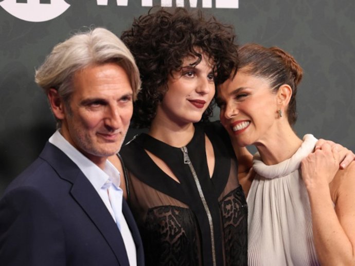 Ernesto Alterio y Juana Acosta con su hija Lola durante el estreno de la nueva serie original de SkyShowtime 'El Homenaje' que se celebra el en Círculo de Bellas Artes, a 21 de abril de 2026, en Madrid (España)