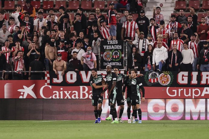 Abde Ezzalzouli, do Real Betis Balompie, comemora um gol com seus companheiros de equipe durante a partida de futebol da LaLiga EA Sports, disputada entre o Girona FC e o Real Betis no estádio Montilivi, em 21 de abril de 2026, em Girona, Espanha.