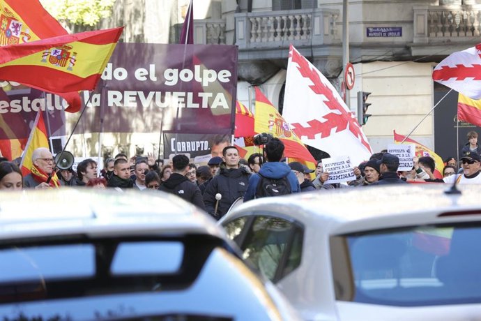 Archivo - Manifestación de Revuelta ante la sede nacional del PSOE, ubicada en la madrileña calle de Ferraz.