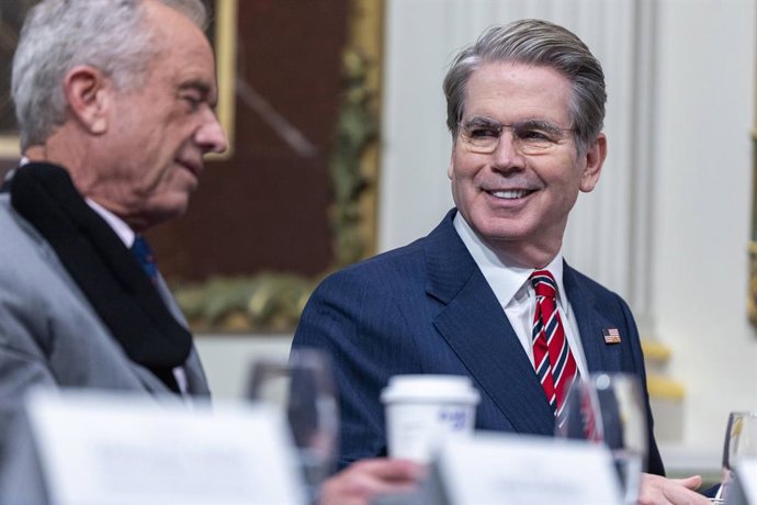 27 de março de 2026, Washington, Distrito de Columbia, EUA: O secretário do Tesouro dos Estados Unidos, Scott Bessent, à direita, conversa com o secretário de Saúde e Serviços Humanos dos Estados Unidos, Robert F. Kennedy Jr., à esquerda, antes de uma reu
