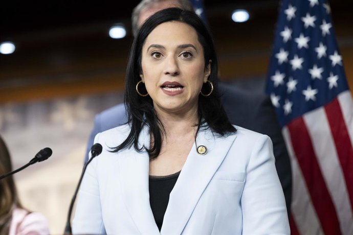 Archivo - Arquivo - 14 de janeiro de 2025, Washington, Distrito de Columbia, EUA: A deputada federal YASSAMIN ANSARI (D-AZ) discursa em uma coletiva de imprensa no Capitólio dos EUA.