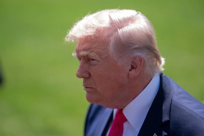16 de abril de 2026, EUA, Washington: O presidente dos EUA, Donald Trump, fala com a imprensa antes de embarcar no Marine One no Jardim Sul da Casa Branca, para o início de uma viagem a Las Vegas e Phoenix. Foto: Andrew Leyden/ZUMA Press Wire/dpa
