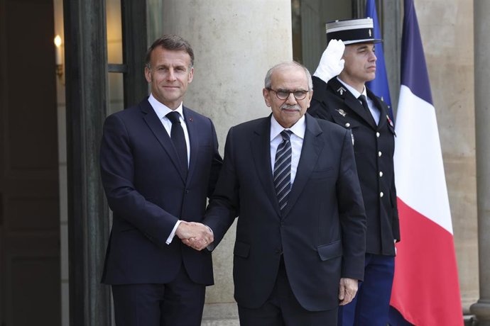 El presidente de Francia, Emmanuel Macron, recibe al primer ministro de Líbano, Nawaf Salam, este martes 21 de abril en el Palacio del Elíseo