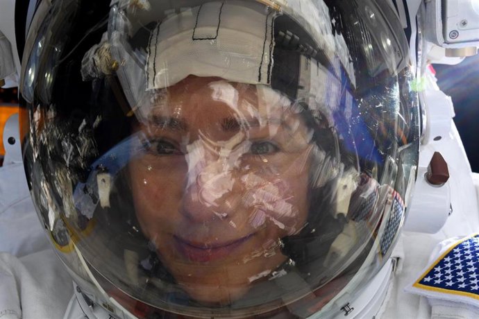 Archivo - Selfie espacial de Jessica Mier con la Tierra reflejada en el visor del casco