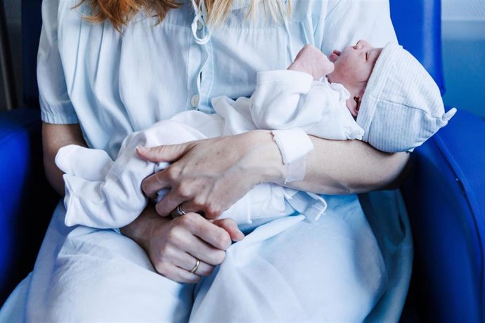 Archivo - Alba Mayoral posa con su hija Lucía Pérez Mayoral, que ha sido el primer bebé nacido en 2025 en España, en el Hospital Universitario de Torrejón, a 1 de enero de 2025, en Torrejón de Ardoz, Madrid (España). Lucía nació a las 00.00 horas con un p