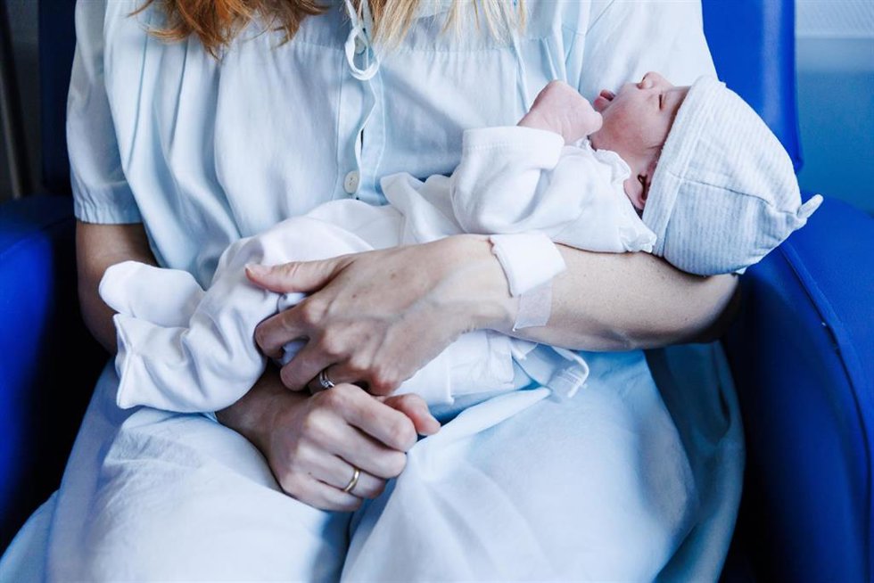 Archivo - Alba Mayoral posa con su hija Lucía Pérez Mayoral, que ha sido el primer bebé nacido en 2025 en España, en el Hospital Universitario de Torrejón, a 1 de enero de 2025, en Torrejón de Ardoz, Madrid (España). Lucía nació a las 00.00 horas con un p