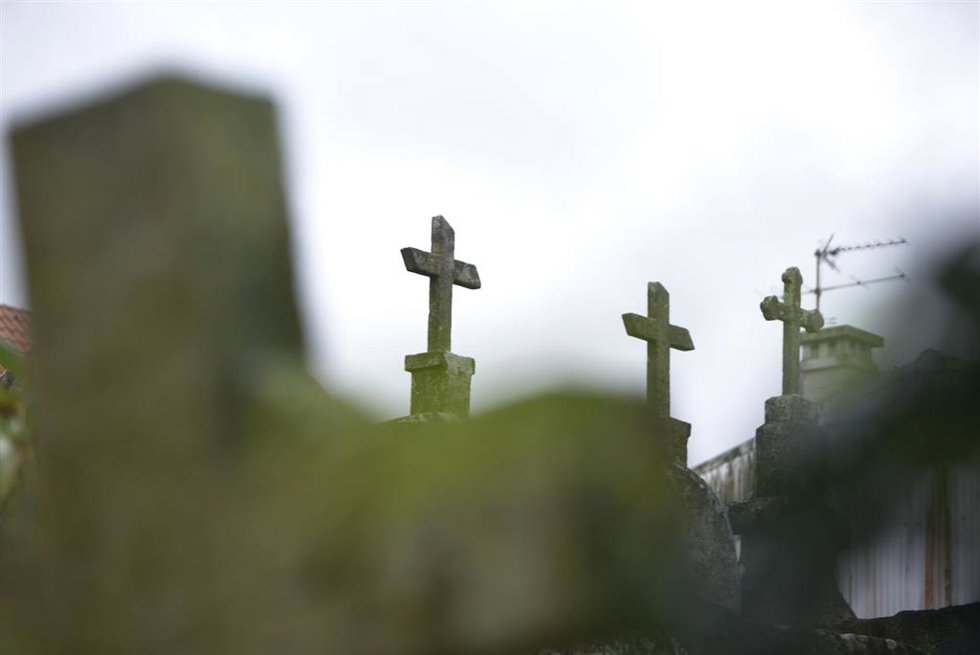 Archivo - Cruces en el cementerio de Os Eidos, a 26 de octubre de 2023, en Redondela, Pontevedra, Galicia (España).  
