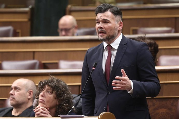 O porta-voz do ERC no Congresso, Gabriel Rufián, intervém durante uma sessão de questionamento ao Governo, no Congresso, em 25 de março de 2026, em Madri (Espanha). Sánchez e Feijóo se enfrentam nesta quarta-feira no plenário do Congresso, em meio a uma e