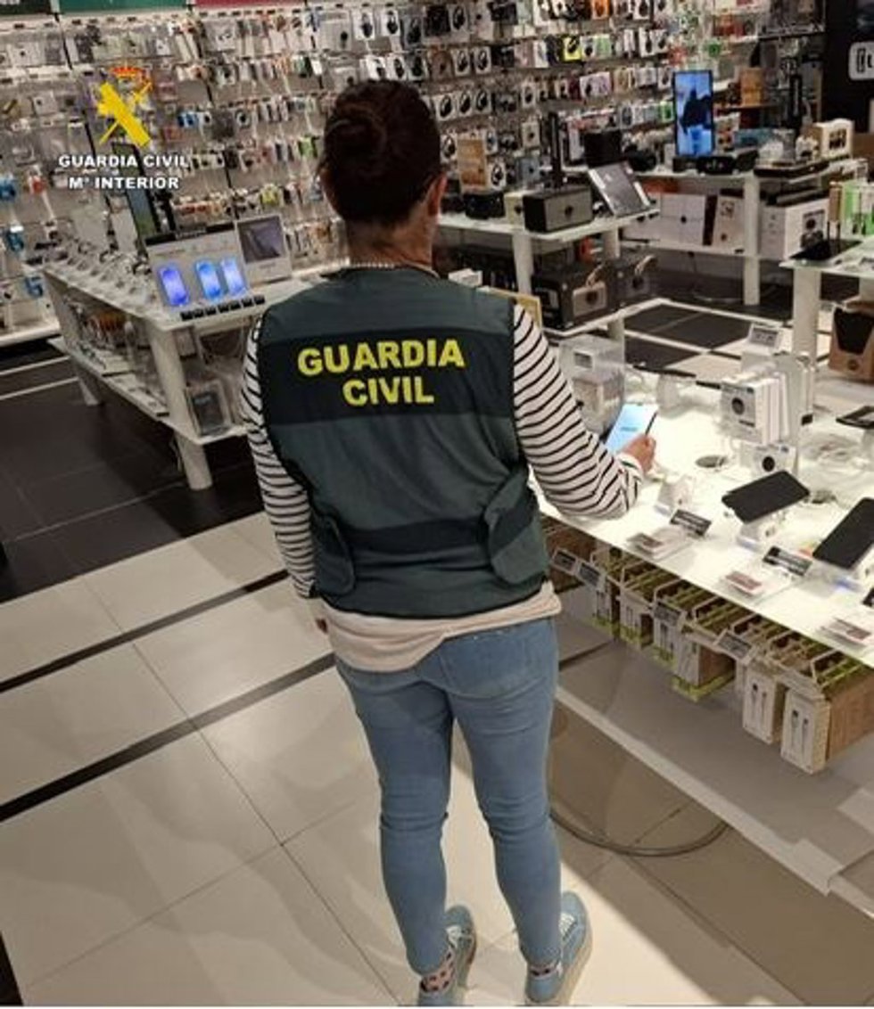 Imagen de un agente de la Guardia Civil en el establecimiento