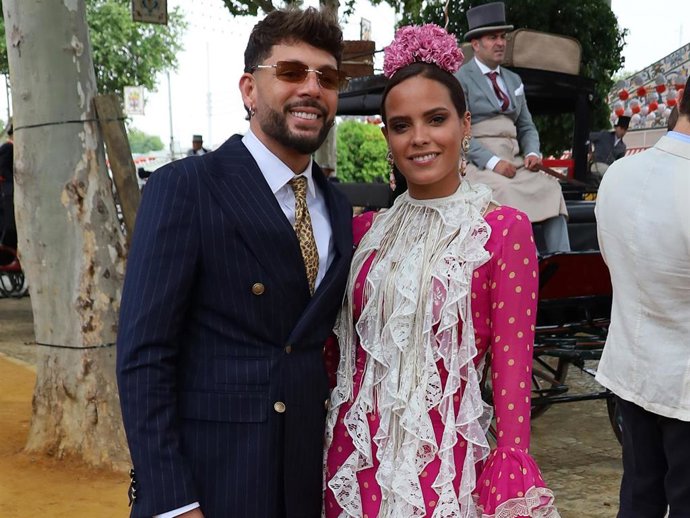 Gloria Camila Ortega y su novio, Álvaro García, durante la primera jornada de la Feria de Abril