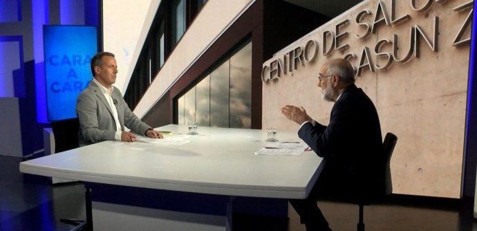 El consejero de Salud del Gobierno de Navarra, Fernando Domínguez (d), en una entrevista en Navarra Televisión con el periodista Roberto Cámara.