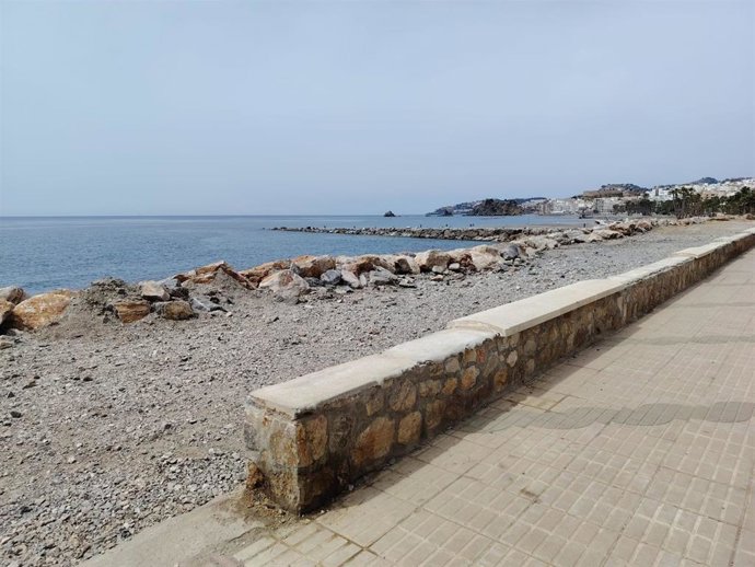 Desperfectos causados por el temporal en el paseo Reina Sofía de Almuñécar.