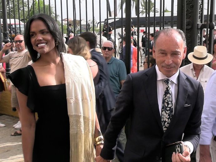 Pepín Liria y su pareja, Drágana Balde, a su llegada a La Maestranza este martes de Feria