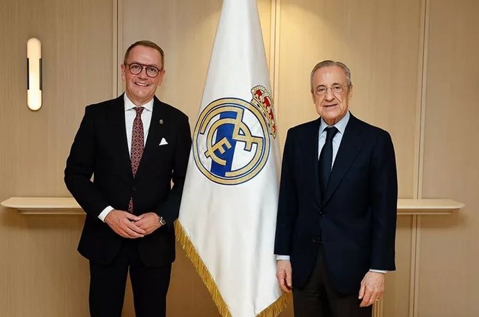 El presidente del Paso Blanco, Ramón Mateos Padilla, y el presidente del Real Madrid, Florentino Pérez