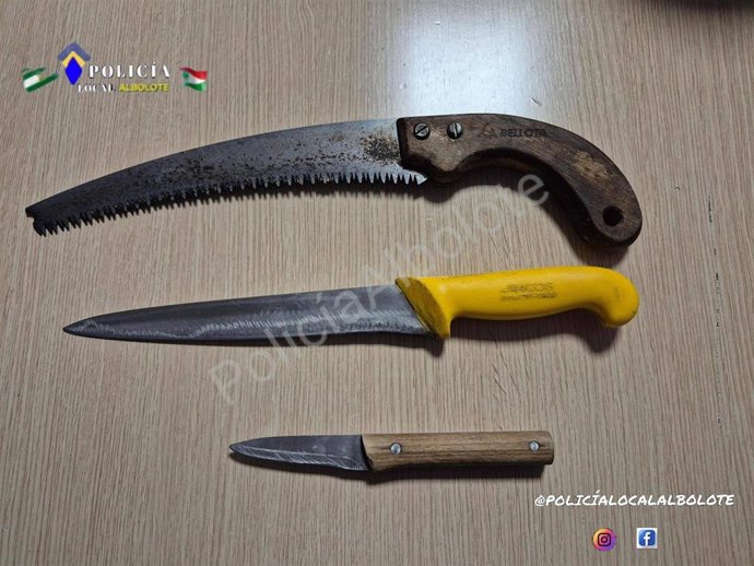 Un cuchillo de grandes dimensiones, un pequeño serrucho y un cuchillo pequeño le fueron intervenidos por la Policía Local a un varón que mantenía una actitud inusual junto a un cajero de una entidad bancaria en Albolote.