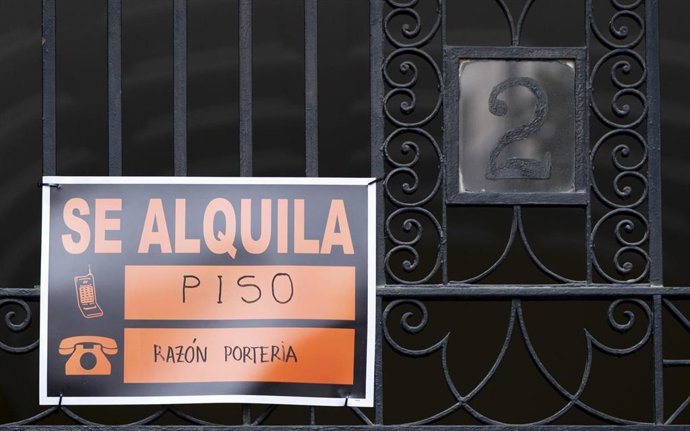 Un cartel de ‘SE ALQUILA’, a 9 de abril de 2026, en Madrid (España). 