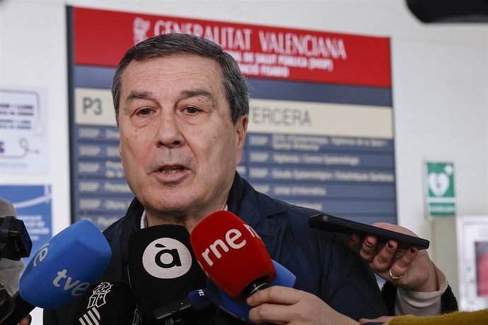 Archivo - El conseller de Sanidad, Marciano Gómez, atiende a los medios de comunicación en imagen de archivo