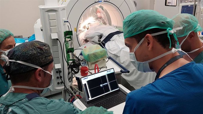 El equipo del Hospital de Sant Pau durante la intervención.