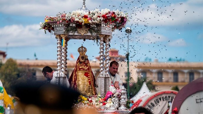 Archivo - Procesión de la Virgen de la Cabeza durante la romería.