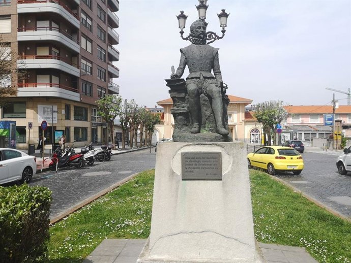 Monumento de Miguel de Cervantes en la Avenida Menéndez Pelayo de Torralevega