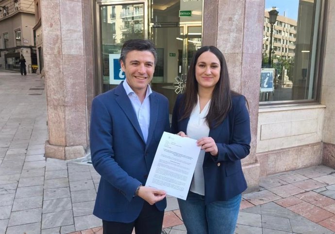 El portavoz del gobierno municipal en el Ayuntamiento de Granada, Jorge Saavedra, y la portavoz del gobierno de la Diputación Provincial de Granada, María Vera.