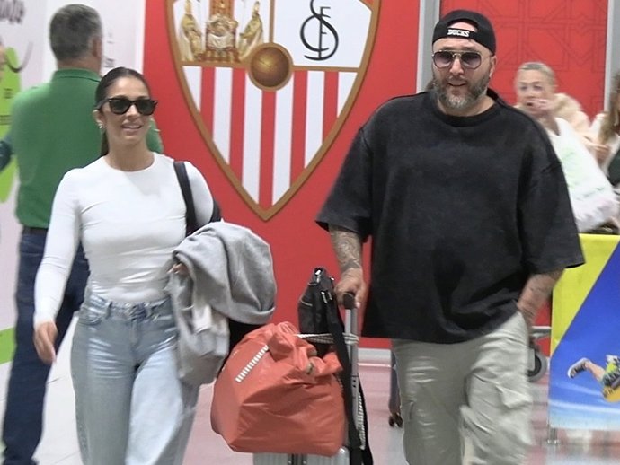 Kiko Rivera y Lola García a su llegada a Sevilla tras su viaje a Gran Canaria para ver a Isabel Pantoja
