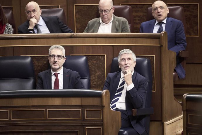 El ministro de Hacienda, Arcadi España y el ministro de Interior, Fernando Grande Marlasaka, durante una sesión plenaria en el Congreso, a 22 de abril de 2026, en Madrid (España). El pleno del Congreso debate sobre la gobernabilidad de España con pregunta
