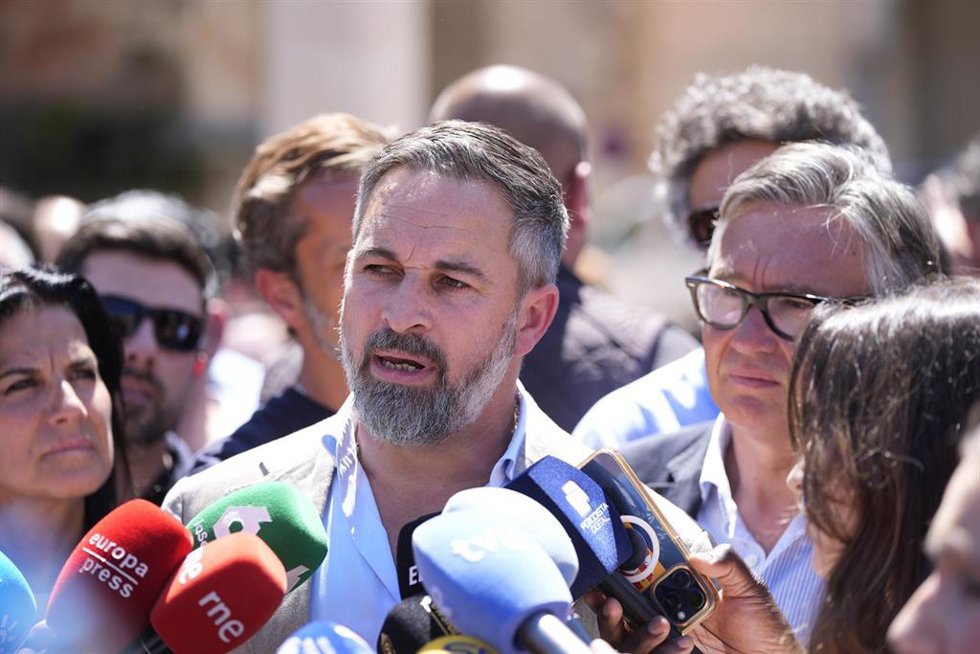 El presidente de Vox, Santiago Abascal, atiende a los medios de comunicación en Andújar (Jaén).