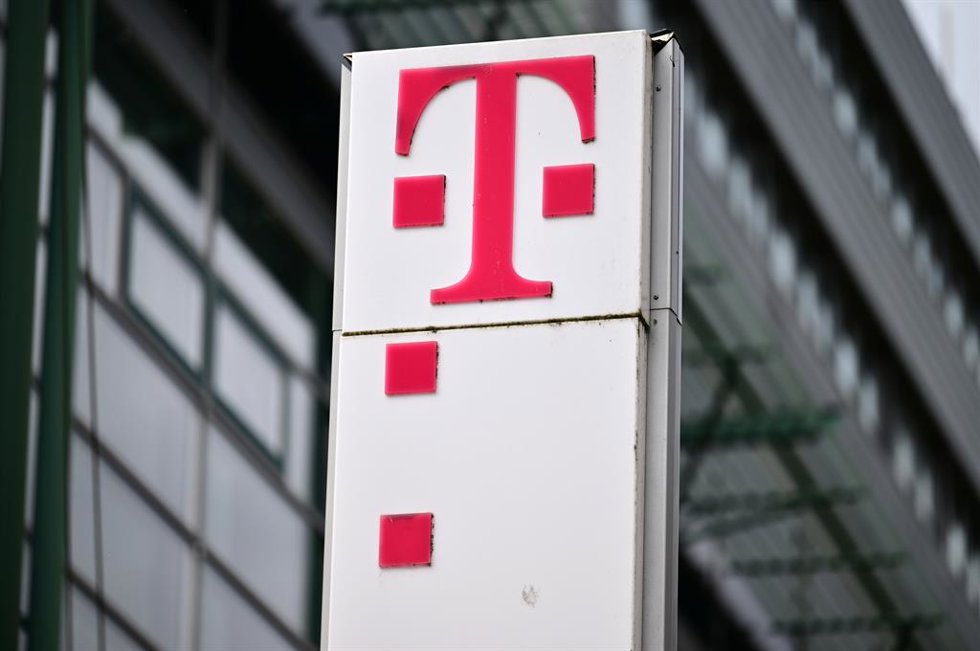 Archivo - FILED - 30 October 2023, Thueringen, Erfurt: The Deutsche Telekom AG logo in front of a branch at Petersberg in Erfurt. Finnish telecoms firm Nokia and German company Deutsche Telekom (DT) announced on 12 December that they had begun to deploy a