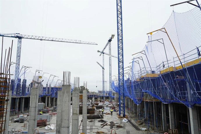 Archivo - Obras de 480 viviendas protegidas en el barrio de Entrenúcleos. A 29 de enero de 2026, en Dos Hermanas, Sevilla (Andalucía, España).