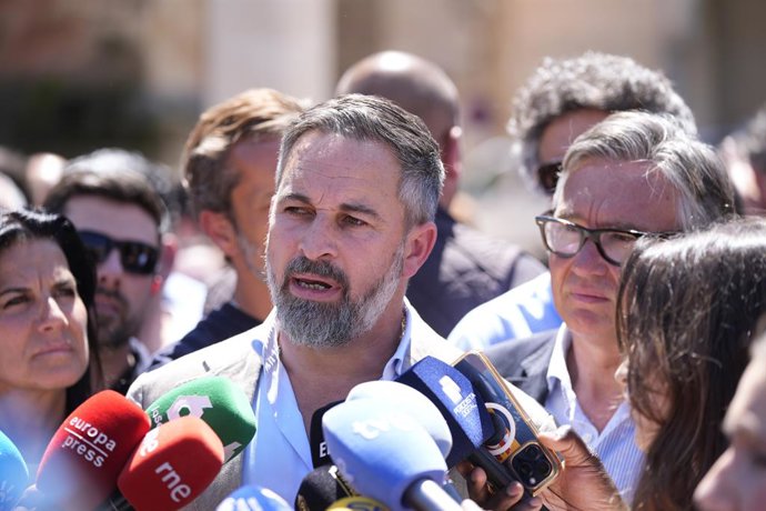 El presidente de Vox, Santiago Abascal, atiende a los medios de comunicación en Andújar (Jaén).