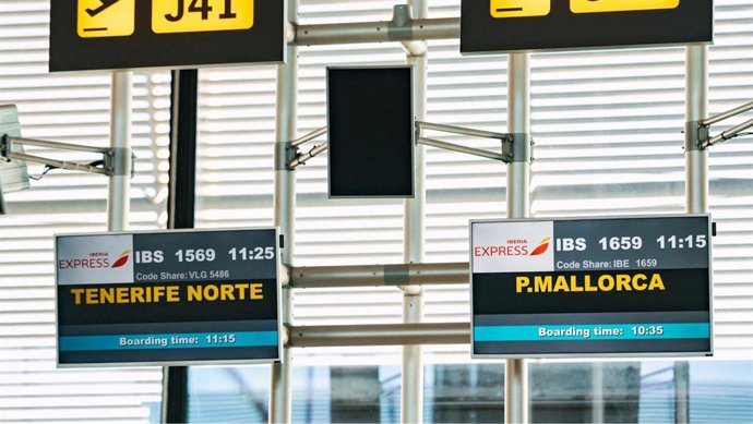 Iberia Express vuela a los archipiélagos.