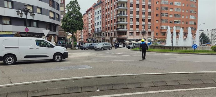 Accidente en la rotonda de San Lázaro donde ha volcado un vehículo.