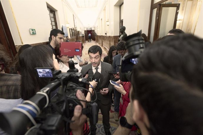 El ministro de Consumo, Pablo Bustinduy, durante una sesión plenaria en el Congreso, a 22 de abril de 2026, en Madrid (España). 