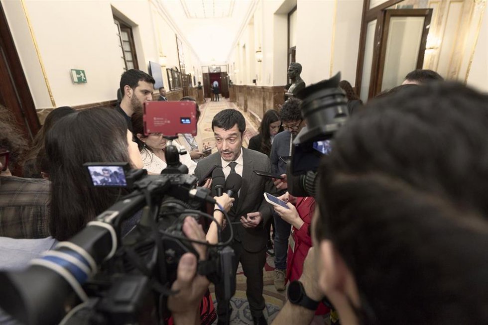 El ministro de Consumo, Pablo Bustinduy, durante una sesión plenaria en el Congreso, a 22 de abril de 2026, en Madrid (España). 