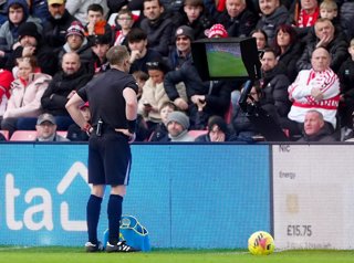 Archivo - 22 February 2026, United Kingdom, Sunderland: Referee Craig Pawson looks at the VAR pitch side screen as he decides to award a penalty to Fulham during the English Premier League soccer match between Sunderland and Fulham at the Stadium of Light