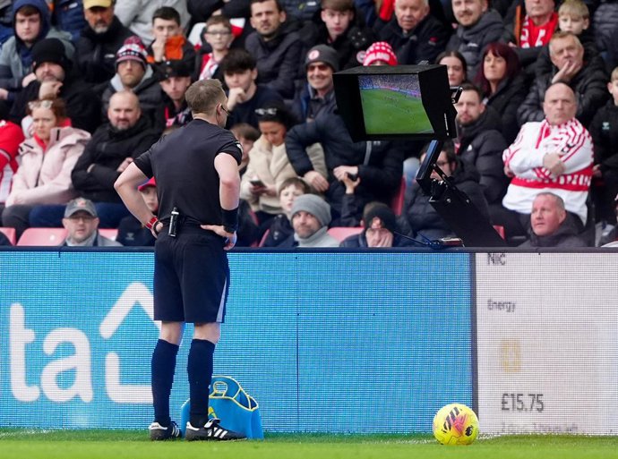 Archivo - 22 February 2026, United Kingdom, Sunderland: Referee Craig Pawson looks at the VAR pitch side screen as he decides to award a penalty to Fulham during the English Premier League soccer match between Sunderland and Fulham at the Stadium of Light