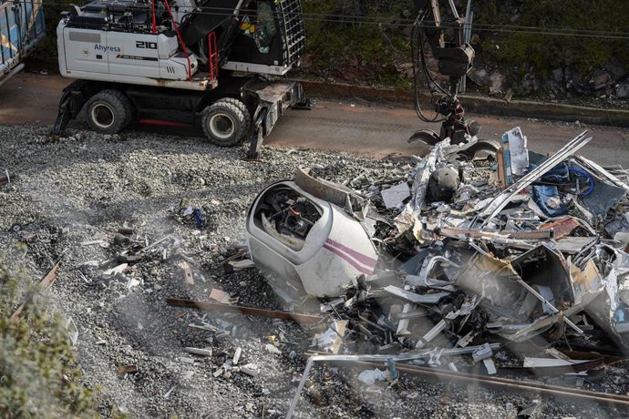 Archivo - Trabajadores realizan tareas de retirada de los vagores en el punto de las vías donde tuvo lugar el accidente de trenes de Adamuz, a 24 de enero de 2026 en Adamuz (Córdoba, Andalucía).