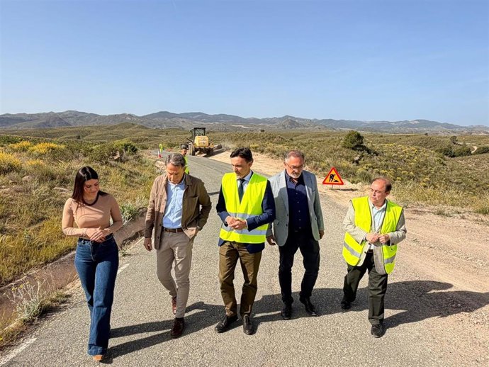 El consejero de Fomento e Infraestructuras, Jorge García Montoro, acompañado del alcalde de Lorca, Fulgencio Gil, durante la visita al inicio de las obras de mejora de la carretera RM-A15 que va de Lorca al pantano de Puentes