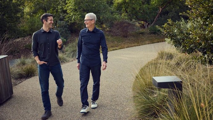 O novo CEO da Apple, John Ternus, ao lado de Tim Cook.