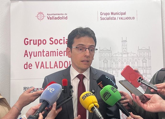 El portavoz del Grupo Municipal Socialista, Pedro Herrero, atiende a los medios de comunicación.