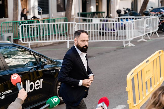 El exgerente del PSOE Mariano Moreno, a su llegada al Tribunal Supremo para declara como testigo en el juicio por presuntas irregularidades en la compra de mascarillas, a 22 de abril de 2026, en Madrid (España).