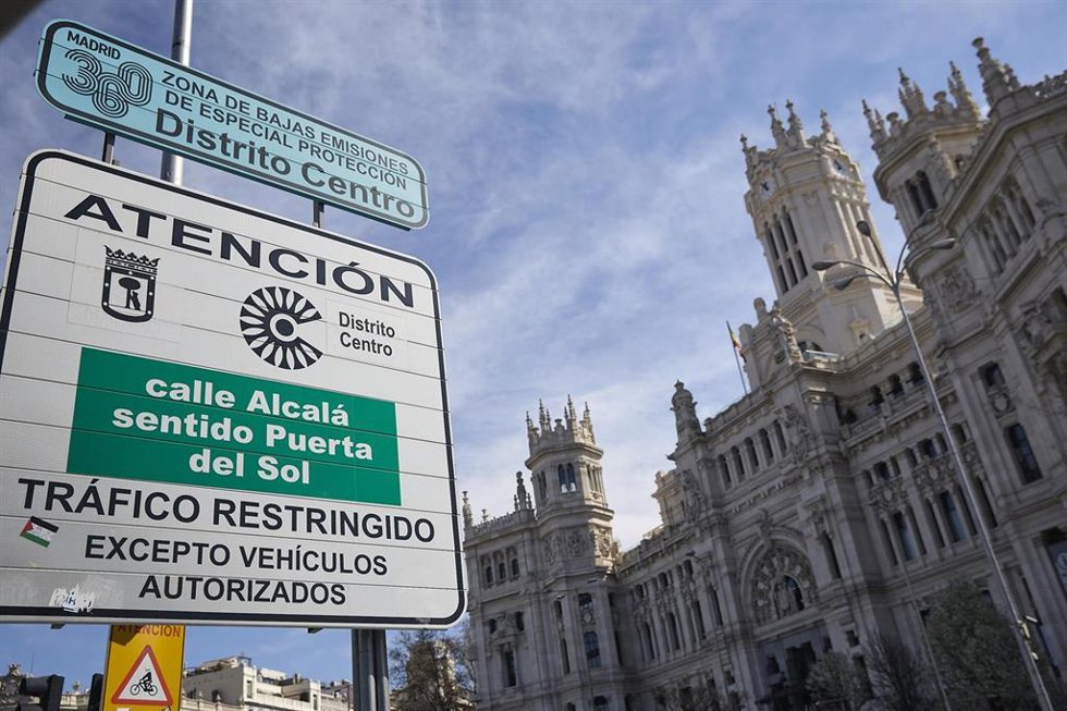 Archivo - Cartel de Zona de Bajas Emisiones, en la Plaza de Cibeles