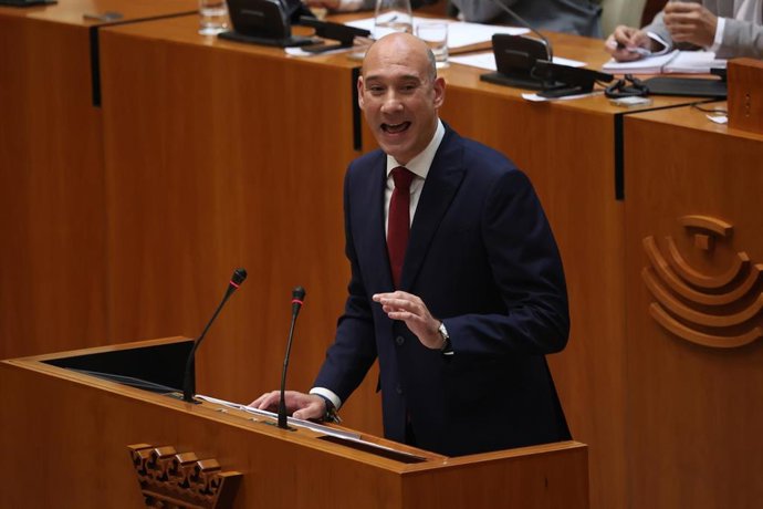 El portavoz del Grupo Parlamentario Popular, José Ángel Sánchez Juliá, interviene en el debate de investidura de María Guardiola