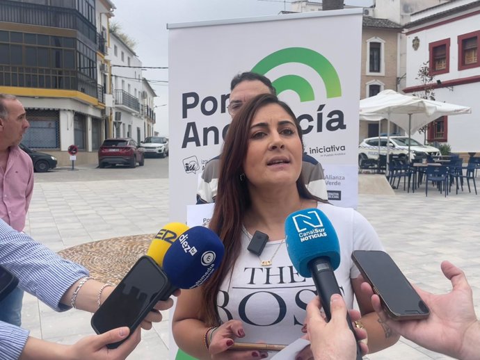 La cabeza de lista de Por Andalucía en Jaén, Loli Montávez, atiende a los periodistas.