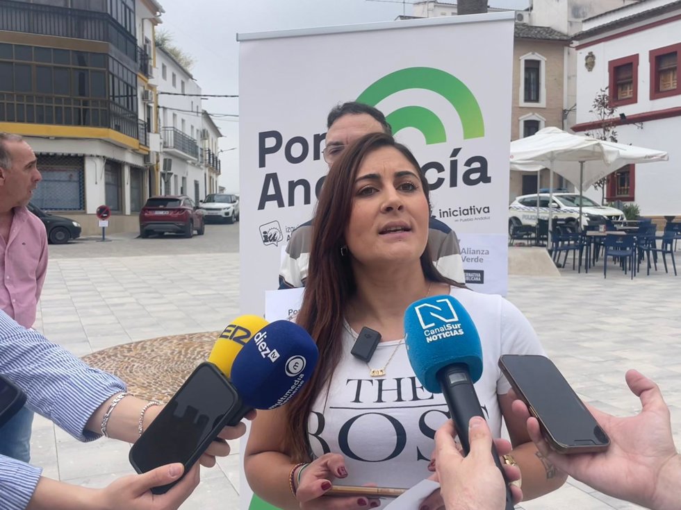 La cabeza de lista de Por Andalucía en Jaén, Loli Montávez, atiende a los periodistas.
