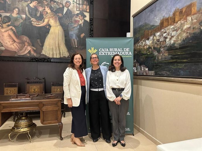 La directora general de Caja Rural de Extremadura, Rocío Morales, y la directora de Estrategia y Operaciones de la Cámara de Badajoz, Sandra Soriano, en la firma del acuerdo.