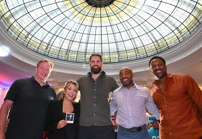 Archivo - Jordan Babineaux (dcha)  en una imagen de archivo